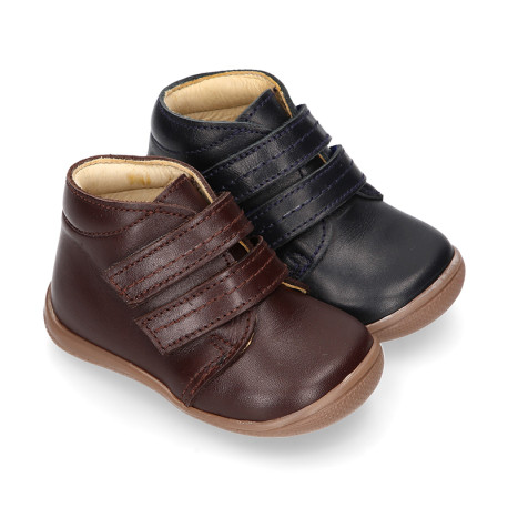 Ankle boot shoes for first steps with toe cap and counter, laceless in leather.