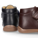 Ankle boot shoes for first steps with toe cap and counter, laceless in leather.