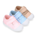 Zapatilla niños con puntera y cordones elásticos en lona en colores pastel.