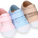 Zapatilla niños con puntera y cordones elásticos en lona en colores pastel.