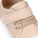 Zapatilla niños con puntera y cordones elásticos en lona en colores pastel.