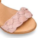 Sandalia Niña con diseño trenzado en piel suave en colores pastel.