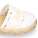 Alpargata niña en lona algodón blanco con diseño con puntilla.