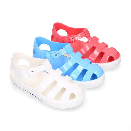 Jelly shoes tennis style design in solid colors.