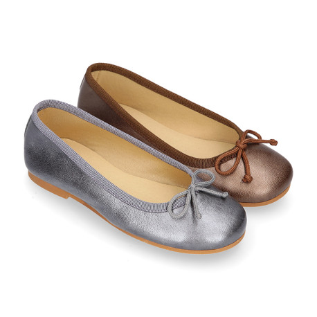 New Ballet flats in matte metal leather with adjustable ribbon.