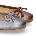 New Ballet flats in matte metal leather with adjustable ribbon.