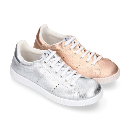 Casual tennis shoes in metal nappa leather with shoelaces.