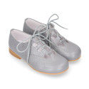 Stylized classic english style shoes with ties closure.