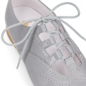 Stylized classic english style shoes with ties closure.