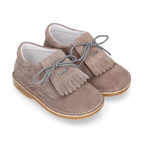 Little Classic Oxford style shoes with fringed design and flexible soles in suede leather.