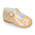 Classic patent leather little Mary Jane shoes with flower detail.