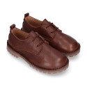 Zapato tipo Blucher Casual en piel lisa y suela gruesa.