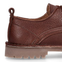 Zapato tipo Blucher Casual en piel lisa y suela gruesa.