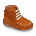 Suede leather ankle boots with fringed and central stitches design.