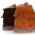 Suede leather ankle boots with fringed and central stitches design.