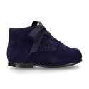 Suede leather little classic ankle boots with ties closure.