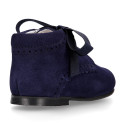 Suede leather little classic ankle boots with ties closure.