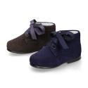 Suede leather little classic ankle boots with ties closure.