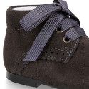 Suede leather little classic ankle boots with ties closure.