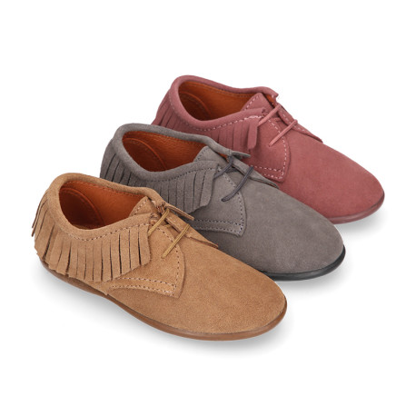 Kids Oxford shoes with fringes design and laces closure in suede leather.