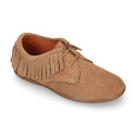 Kids Oxford shoes with fringes design and laces closure in suede leather.