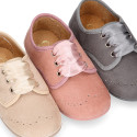 Blucher niños con cordones con lazos y picados en Serratex.