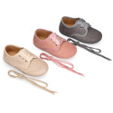 Blucher niños con cordones con lazos y picados en Serratex.