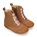 Girl Pascuala style boots with side zipper closure and laces in suede leather.