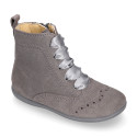 Girl Pascuala style boots with side zipper closure and laces in suede leather.