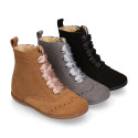 Girl Pascuala style boots with side zipper closure and laces in suede leather.