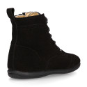 Girl Pascuala style boots with side zipper closure and laces in suede leather.