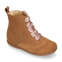 Girl Pascuala style boots with side zipper closure and laces in suede leather.