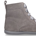 Girl Pascuala style boots with side zipper closure and laces in suede leather.