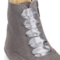 Girl Pascuala style boots with side zipper closure and laces in suede leather.