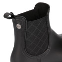 Ankle rain boots with elastic band with square design.