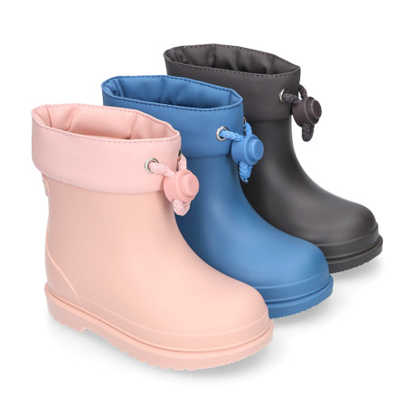 Bota de agua infantil BIMBI EURI en colores sólidos y cuello ajustable.