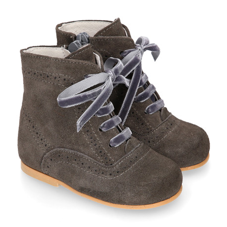 New Pascuala style boots in suede leather.