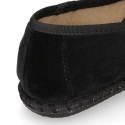 Women velvet Slipper shoes in trendy colors.