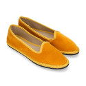 Women velvet Slipper shoes in trendy colors.