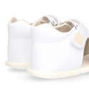 Sandalia niños Okaa Flex sin cordones en micro punto en color blanco.