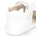 Sandalia niños Okaa Flex sin cordones en micro punto en color blanco.