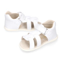 Sandalia niños Okaa Flex sin cordones en micro punto en color blanco.