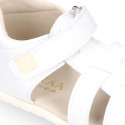 Sandalia niños Okaa Flex sin cordones en micro punto en color blanco.