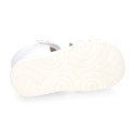 Sandalia niños Okaa Flex sin cordones en micro punto en color blanco.