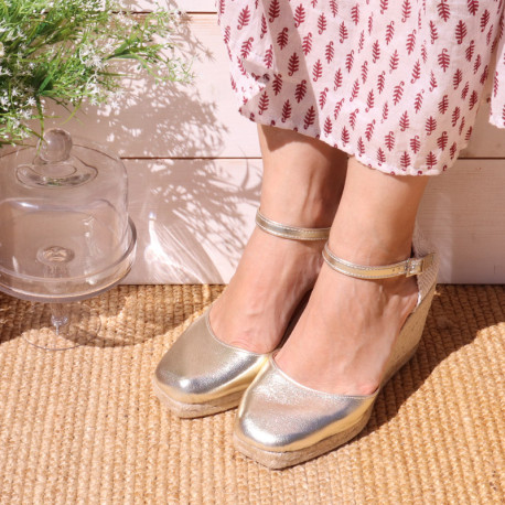 Woman wedge espadrilles shoes with square toe cap in laminated leather.