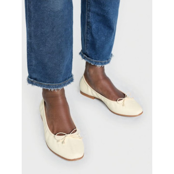 Soft Nappa leather classic girl ballet flats with adjustable ribbon in Ivory color.