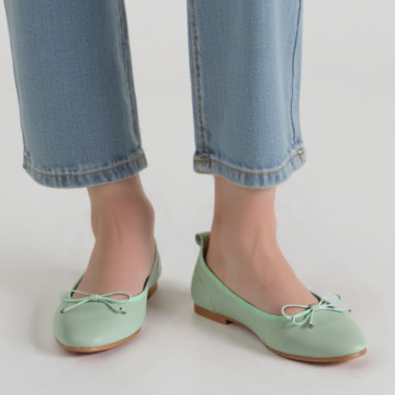 Soft Nappa leather classic girl ballet flats with adjustable ribbon in MInt color.