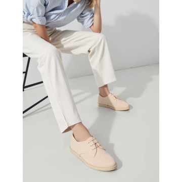 Blucher niños tipo alpargata con cordones en piel serraje.