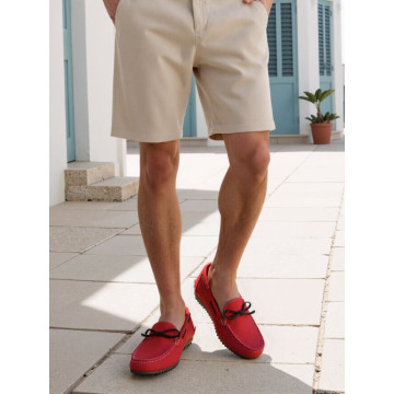 Mocasín niño con lazos a contraste en piel Nobuck Suave.