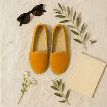 Women velvet Slipper shoes in trendy colors.